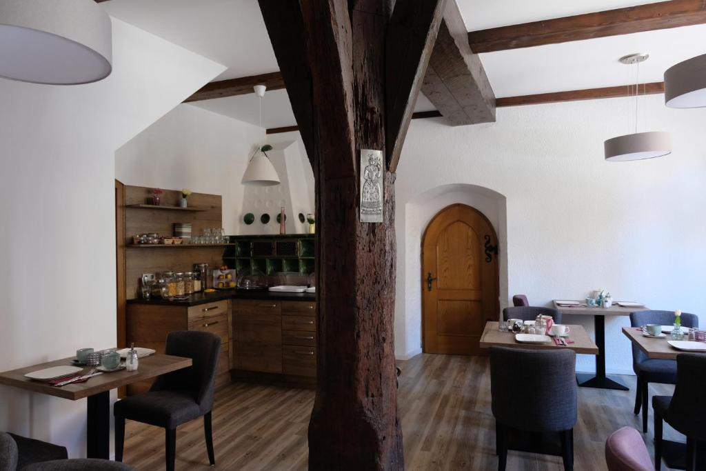 Restaurace v ubytování Gästehaus zur Sonne