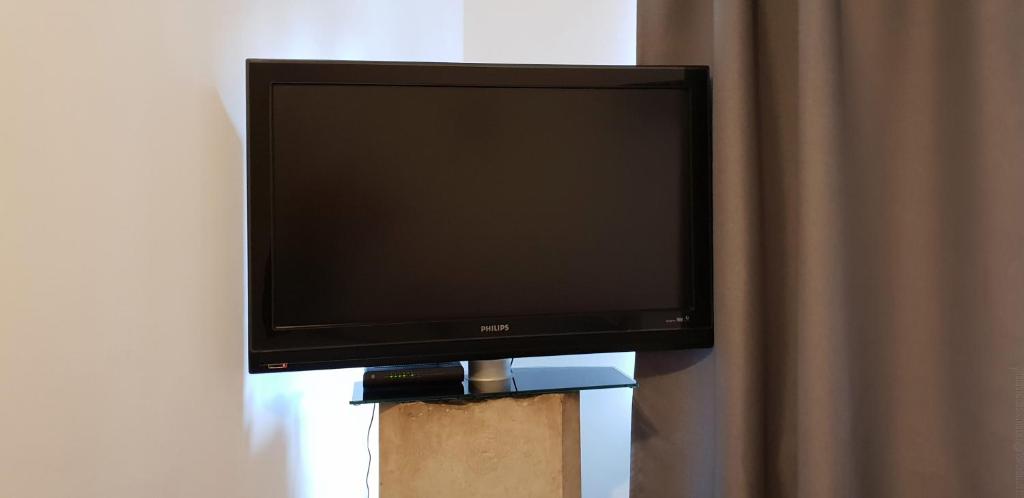 Televízia a/alebo spoločenská miestnosť v ubytovaní Comfy & Cosy Apartment