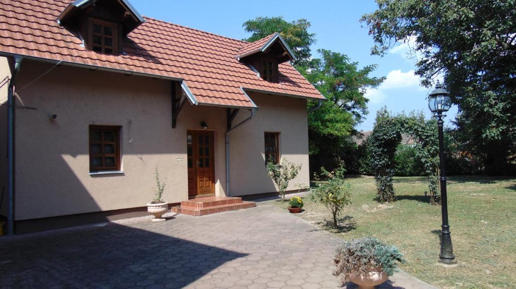 a small white house with a red roof at Rooms Milin Lagum in Irig