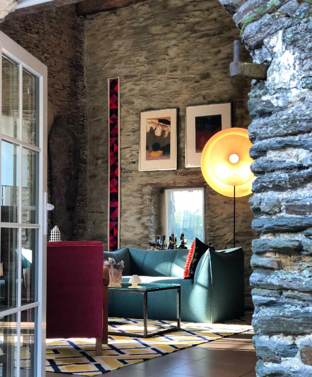 un salon avec un canapé et une table dans l'établissement Les Rochers, à Cerisy-la-Forêt