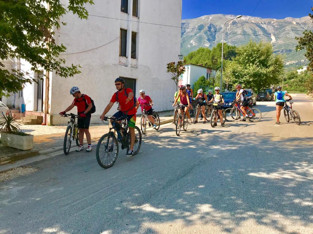 Montar en bicicleta en RAMIS Hotel & Outdoor Sports Center o alrededores