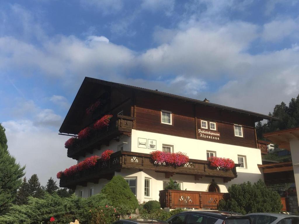un edificio con flores en sus balcones en Frühstückspension Alpenrose Bed & Breakfast, en Iselsberg