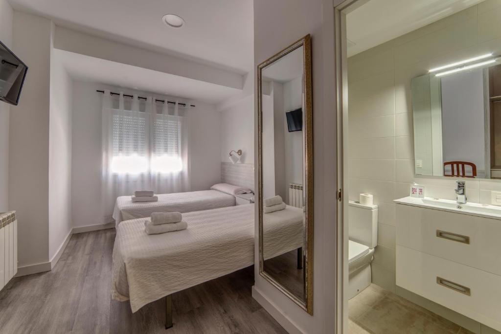Cama o camas de una habitación en Hostal Lar