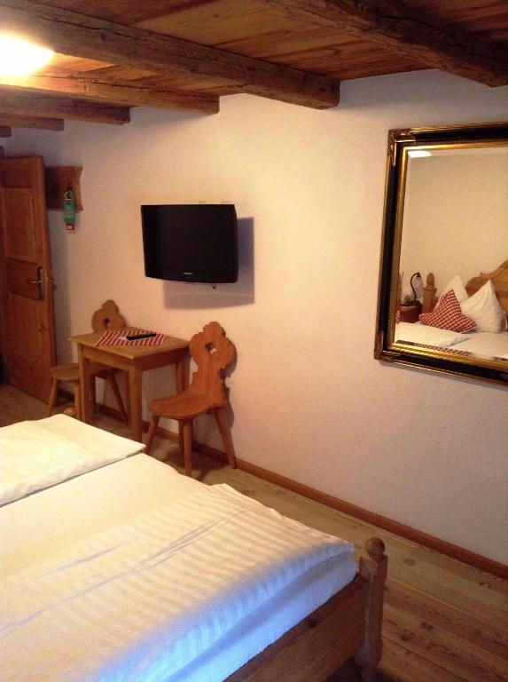 TV a/nebo společenská místnost v ubytování Landhotel Vordergrub