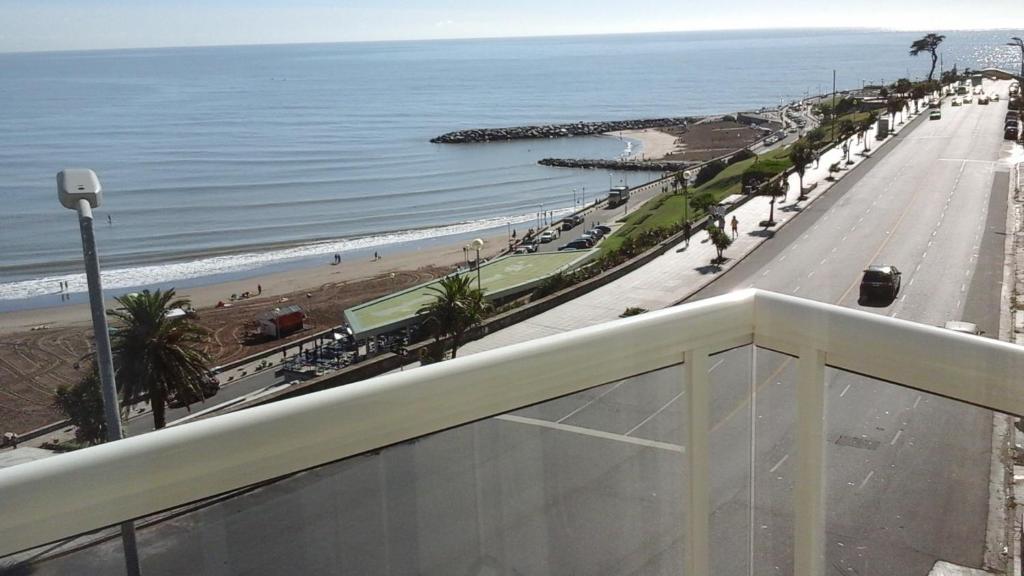 un balcón con vistas a la playa y al océano. en Departamento en Mar del Plata en Mar del Plata