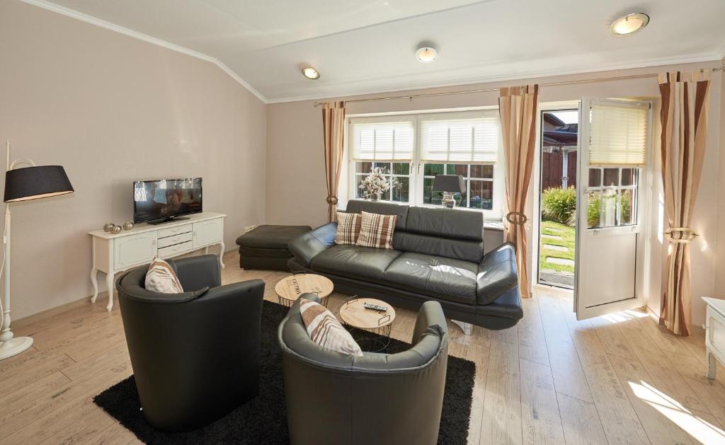 a living room with a couch and a table at Ferienwohnung Haaren in Waldfeucht