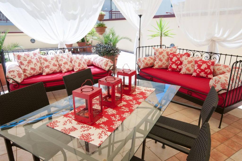 un tavolo di vetro con candele rosse sopra di Cozy Nest a Cassano delle Murge