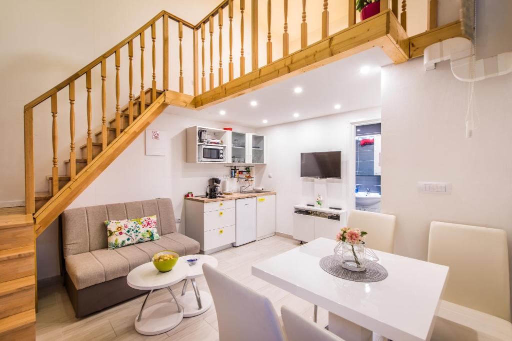 cocina y sala de estar con mesa y sofá en Apartment Duci en Split