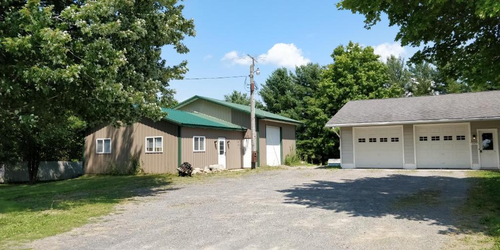 a house with a driveway and a garage at Becker's Private Studio 2 Queen Beds, 1 Futon with a Great Back Yard! in Auburn