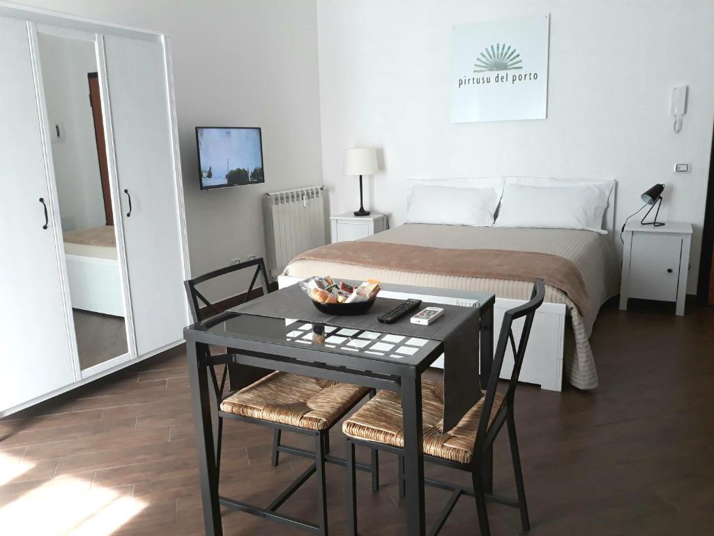 パレルモにあるPirtuso Del Portoのベッドルーム1室(ベッド1台、テーブル1台付)
