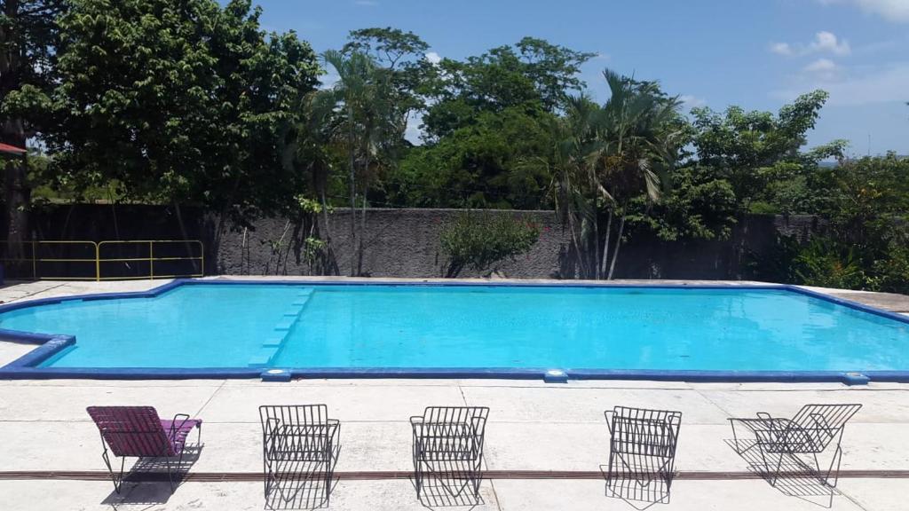Bazén v ubytování Villas del Carmen Hostal nebo v jeho okolí