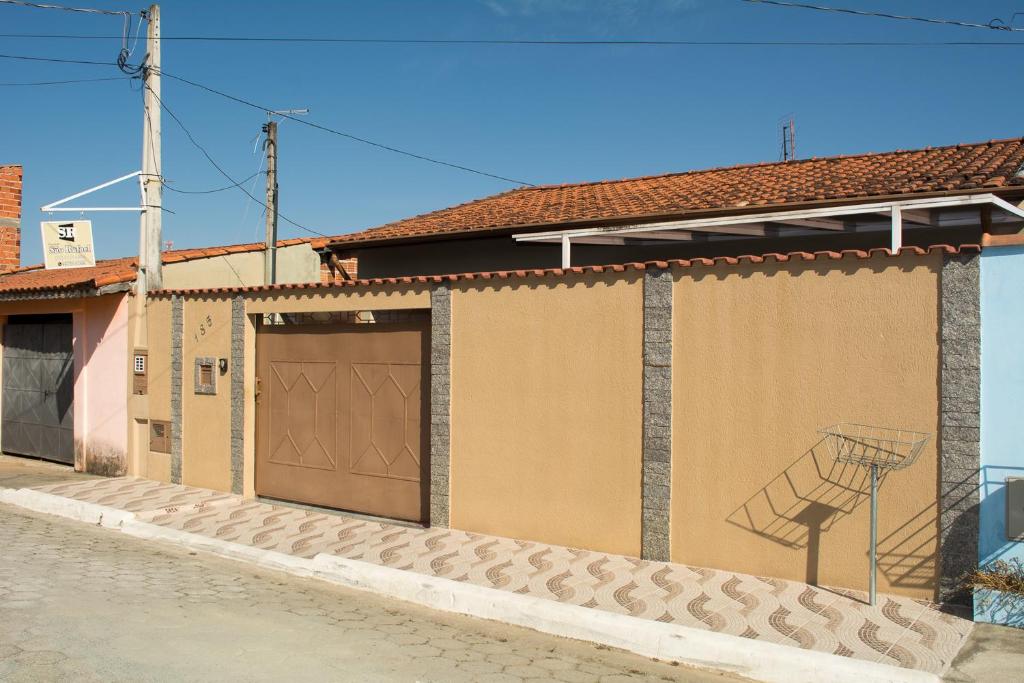 un bâtiment avec deux portes de garage dans une rue dans l'établissement Pousada São Rafael, à Cachoeira Paulista