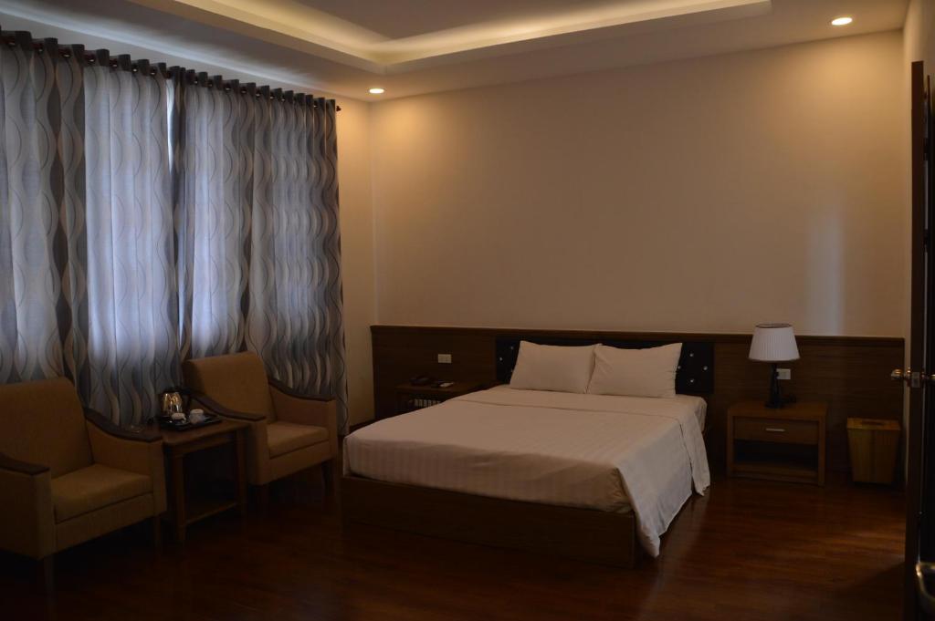 Giường trong phòng chung tại Phu Tho Hotel