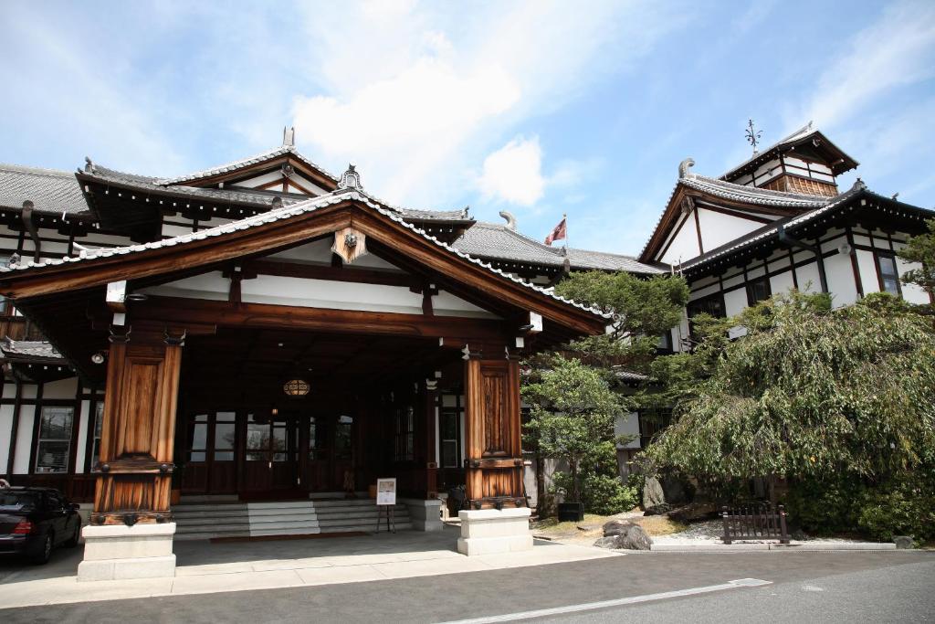 Ein Gebäude im asiatischen Stil mit einem Gebäude in der Unterkunft Nara Hotel in Nara