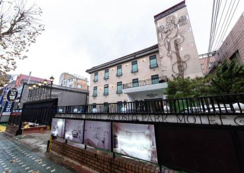 a city street with a fence and a building at Oslo Motel in Seoul