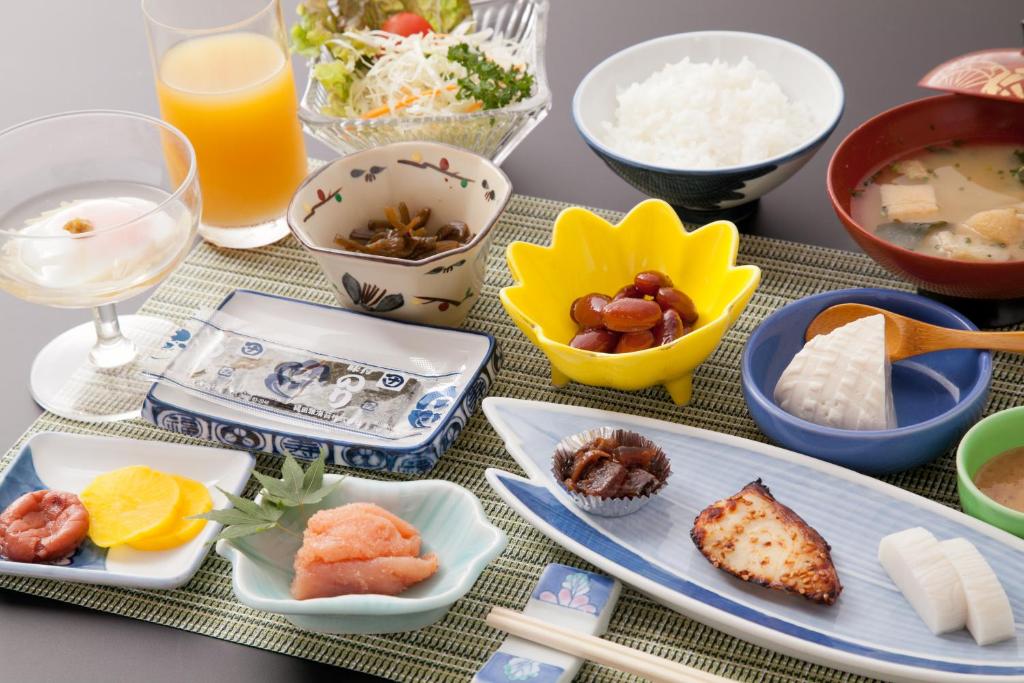 einen Tisch mit Speisen und Getränken in der Unterkunft Ichinomata Onsen Grand Hotel in Shimonoseki