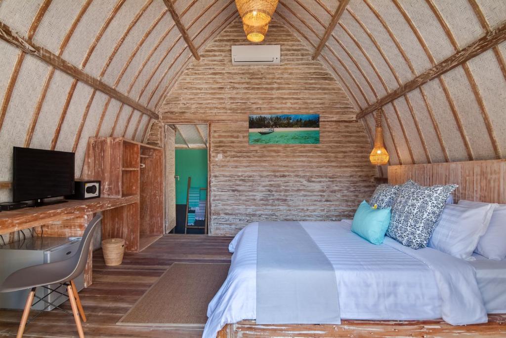 Postel nebo postele na pokoji v ubytování Gili Meno Escape - Adults Only