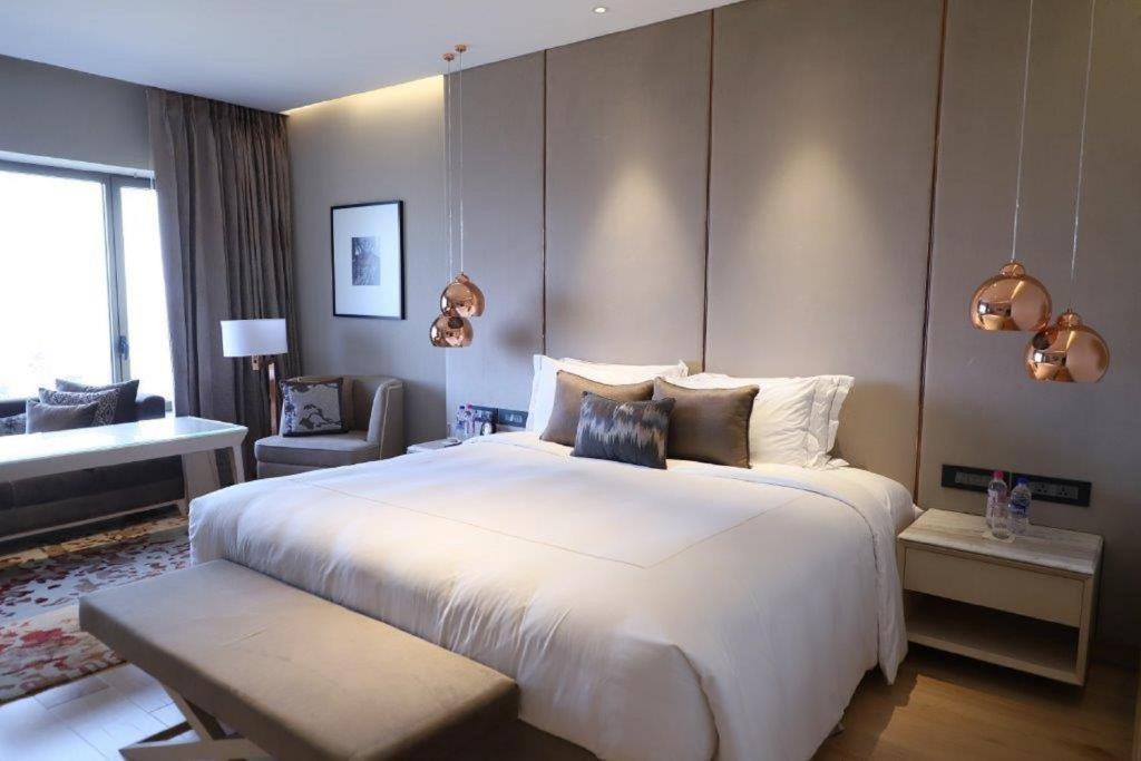 Postel nebo postele na pokoji v ubytování Taj Lands End