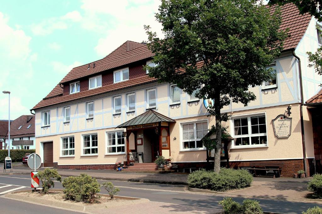 una casa grande en la esquina de una calle en Gasthaus Johanning eK, en Uslar