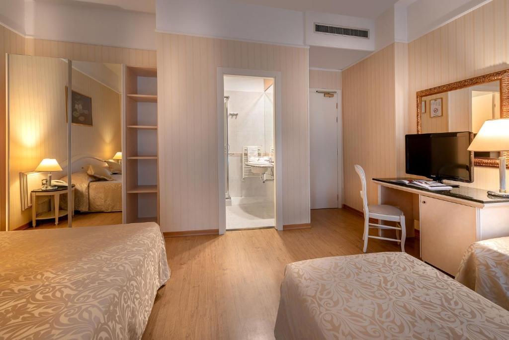 Postel nebo postele na pokoji v ubytování Hotel President