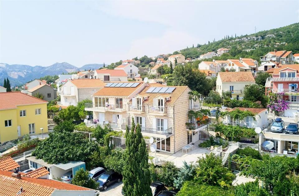 Vistas a una ciudad con casas y árboles en Villa Adria, en Mlini