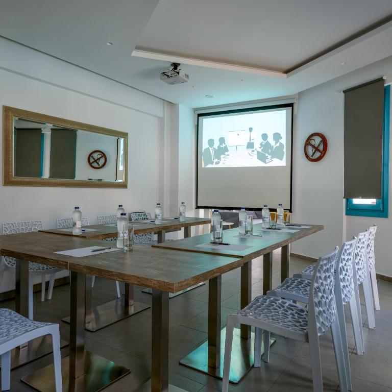 TV a/nebo společenská místnost v ubytování Nikolas Hotel