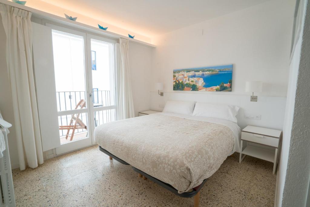 Postel nebo postele na pokoji v ubytování Hostal Marina Cadaqués