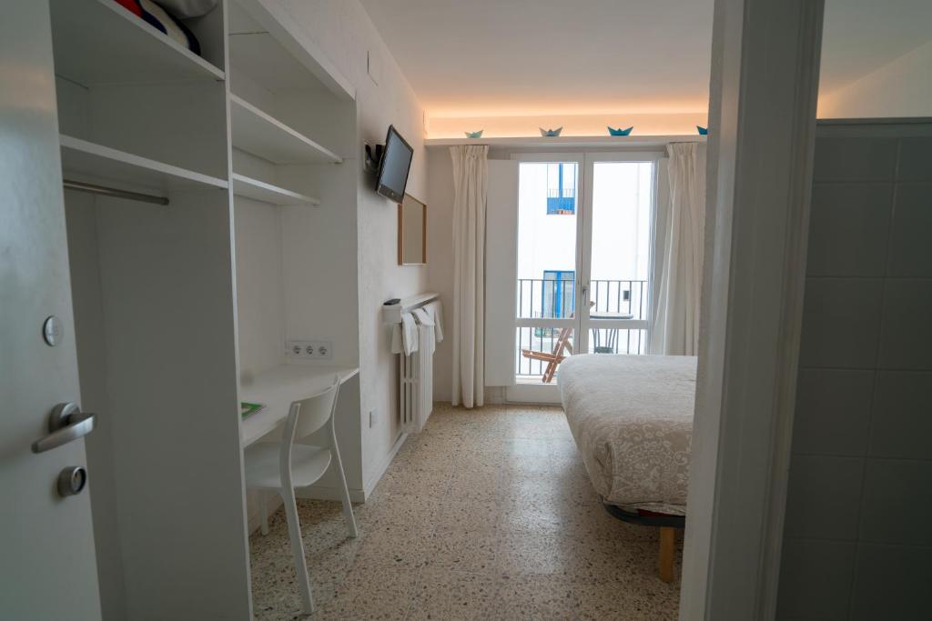 Postel nebo postele na pokoji v ubytování Hostal Marina Cadaqués