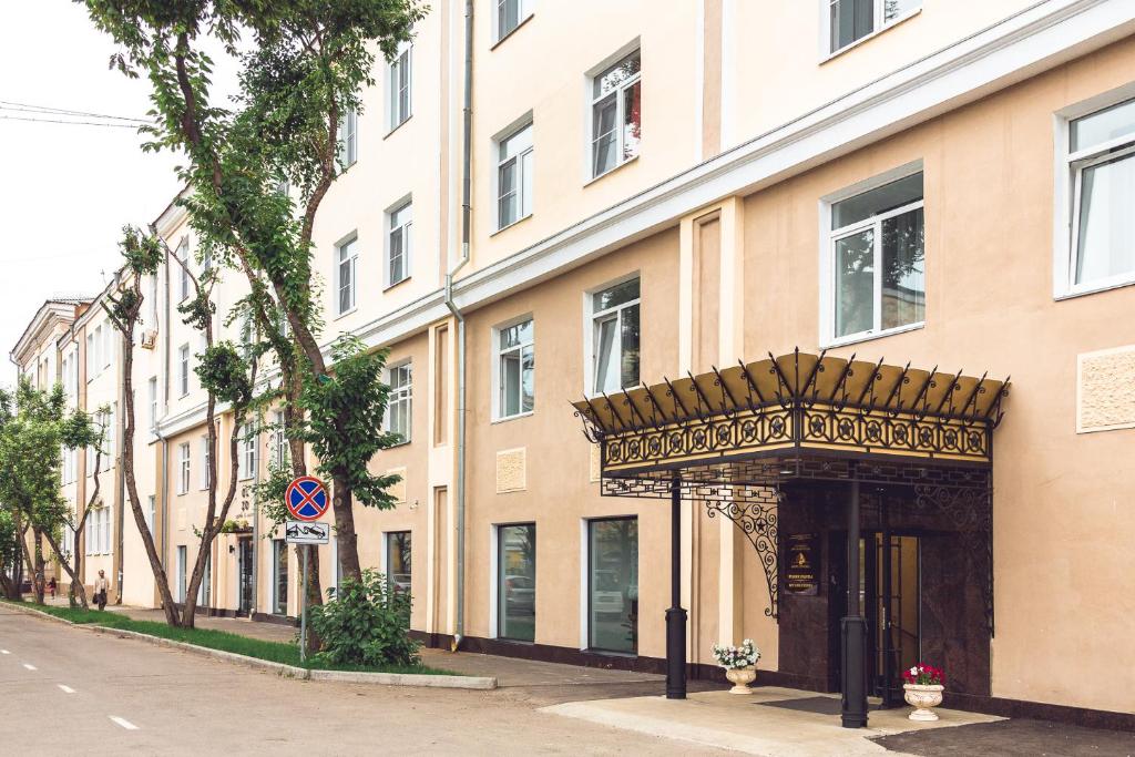 budynek z bramą po stronie ulicy w obiekcie Historic Hotel Central w Irkucku