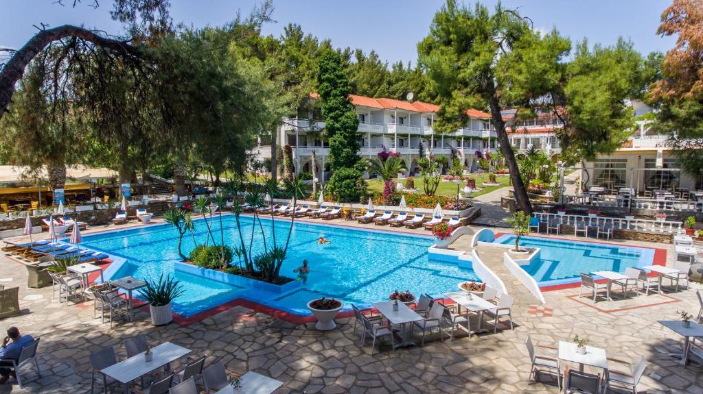 Bazén v ubytování Porfi Beach Hotel nebo v jeho okolí