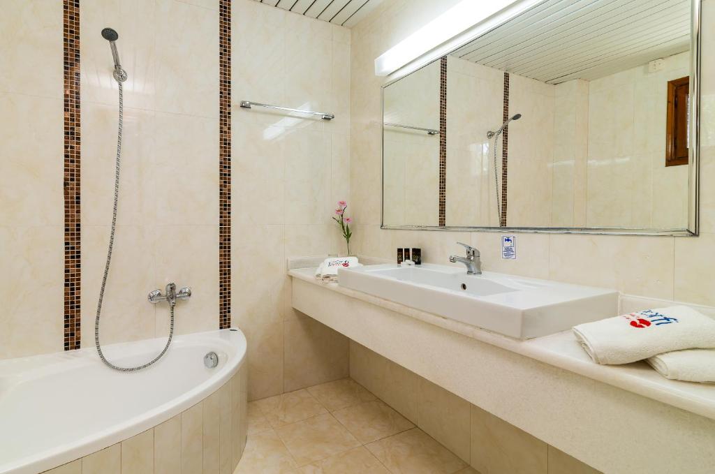 Porfi Beach Hotel - 5