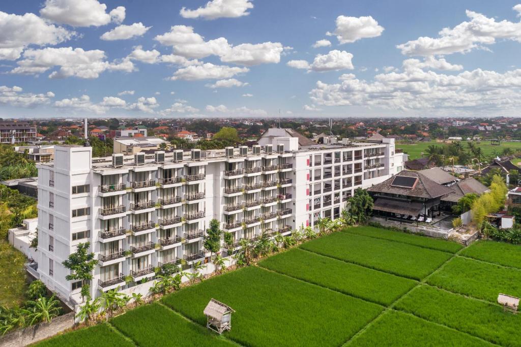 widok z powietrza na biały budynek z zielonym trawnikiem w obiekcie d'primahotel Petitenget Seminyak 2 w mieście Seminyak