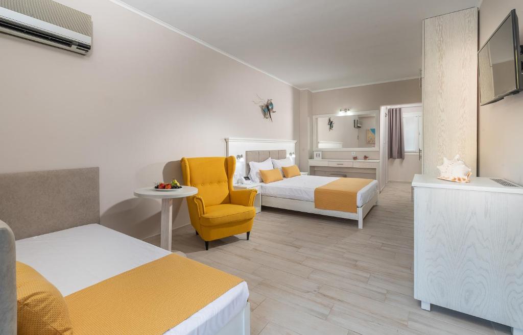 Postel nebo postele na pokoji v ubytování Porfi Beach Hotel