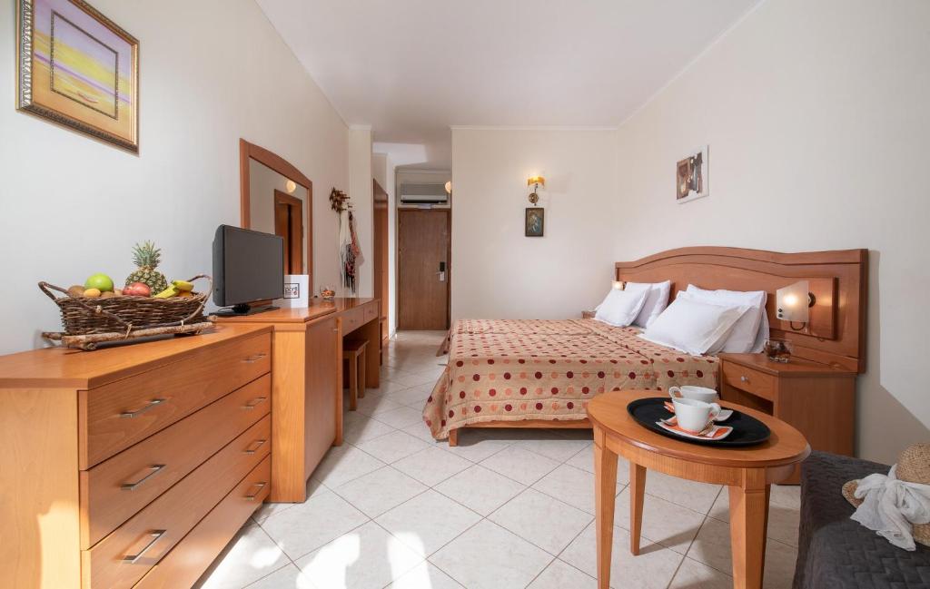 Postel nebo postele na pokoji v ubytování Porfi Beach Hotel