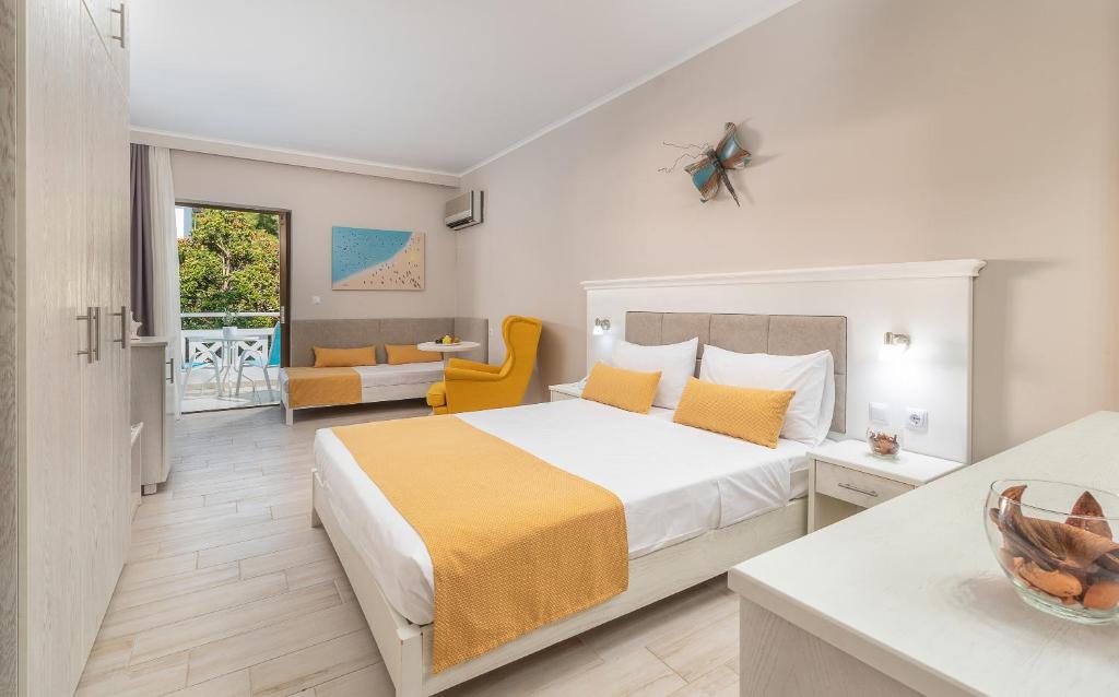 Postel nebo postele na pokoji v ubytování Porfi Beach Hotel