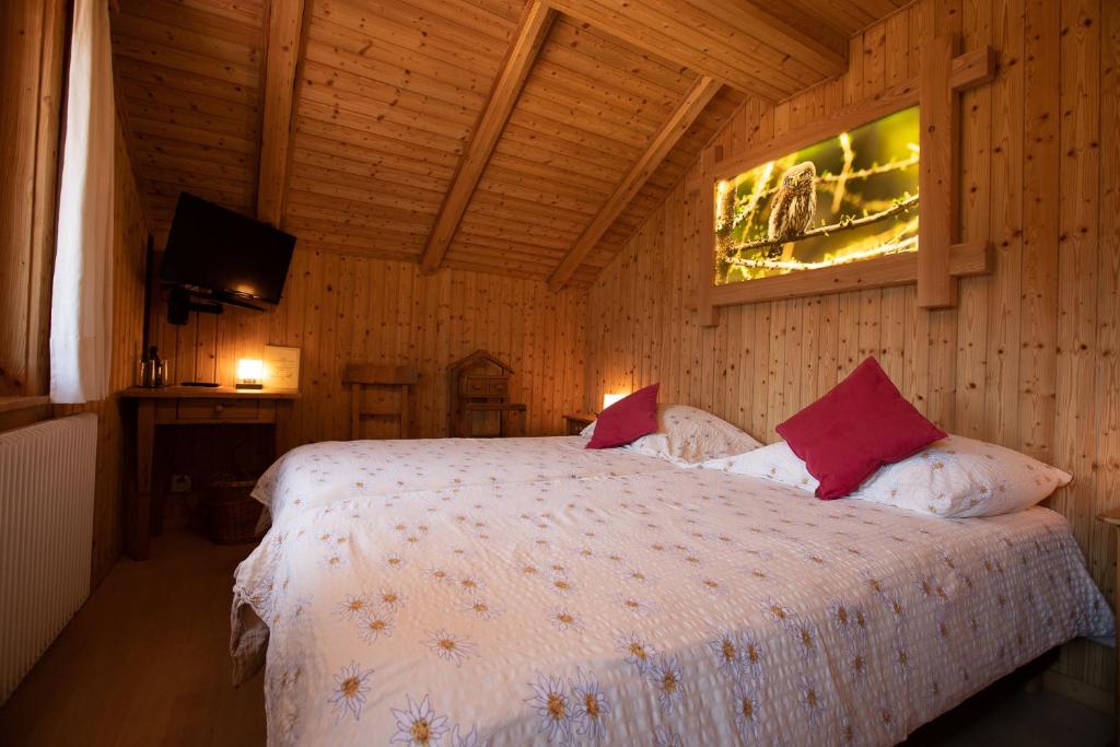 Postel nebo postele na pokoji v ubytování Hotel de Moiry Supérieur
