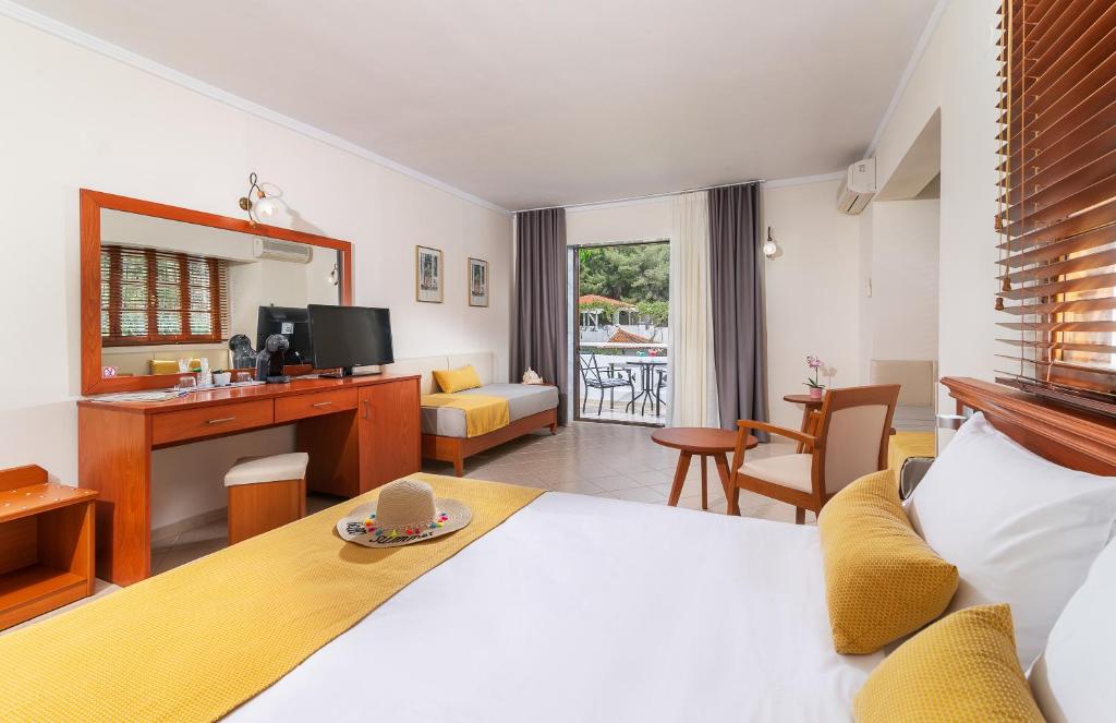 Postel nebo postele na pokoji v ubytování Porfi Beach Hotel
