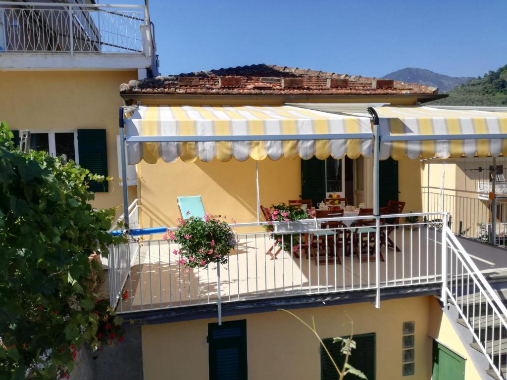 un balcone di un edificio con tavolo e sedie di Ca' da Rina a Sestri Levante