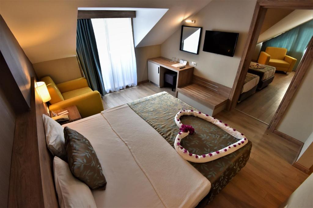 TV a/nebo společenská místnost v ubytování Lucida Beach Hotel - Ultra All Inclusive