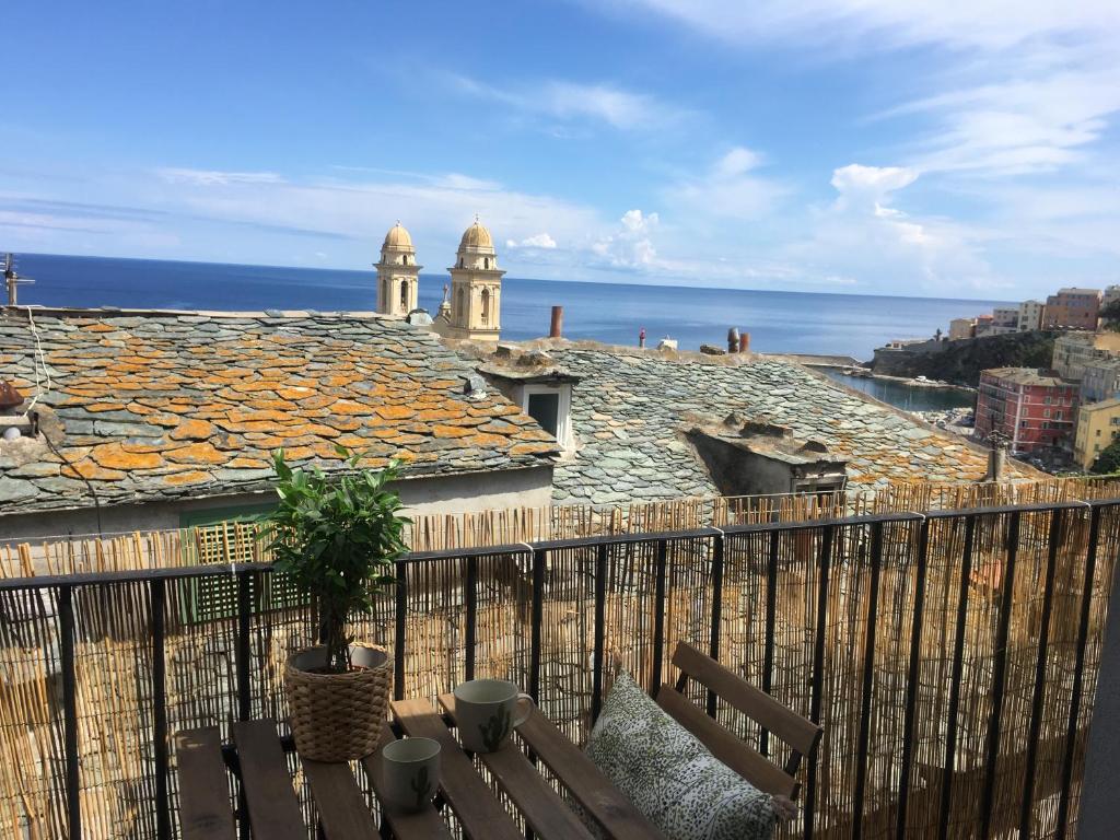 uma varanda com vista para um edifício e para o oceano em Appartement Casalea - Casadibastia - Bastia centre em Bastia