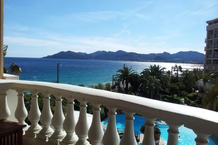 un balcón con vista al mar en Appartement Belle Azur, en Cannes