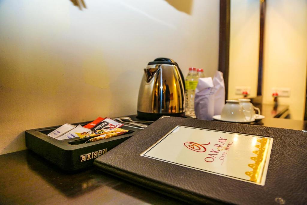 Příslušenství pro přípravu čaje a kávy v ubytování Oak Ray City Hotel