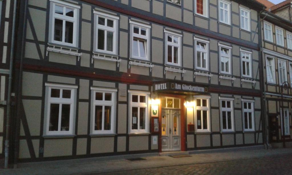 ein schwarzweißes Gebäude auf einer Straße in der Unterkunft Hotel am Glockenturm in Lüchow