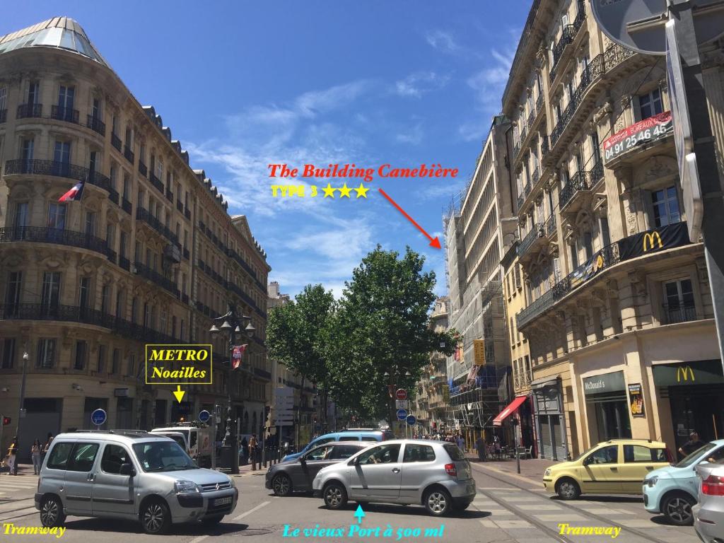 une rue de la ville avec des voitures garées dans la rue dans l'établissement The Building Canebière, à Marseille