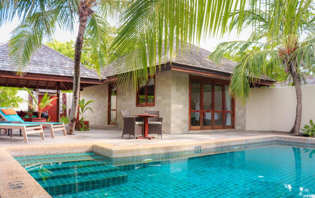 Bazén v ubytování Kuredu Island Resort & Spa nebo v jeho okolí