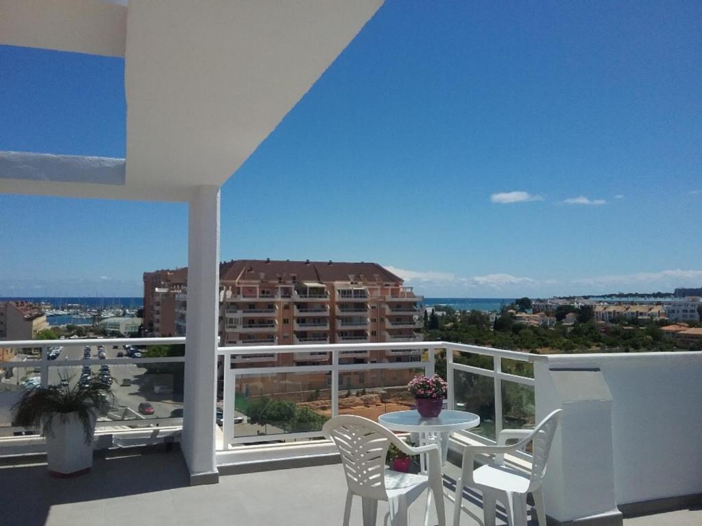 een balkon met een tafel en stoelen en uitzicht bij Atico Puerto in Denia