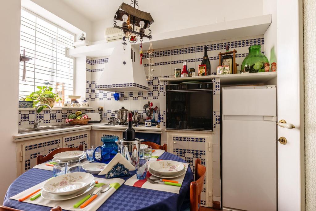 Kuchnia lub aneks kuchenny w obiekcie Casa Sole Luna con giardino by Wonderful Italy