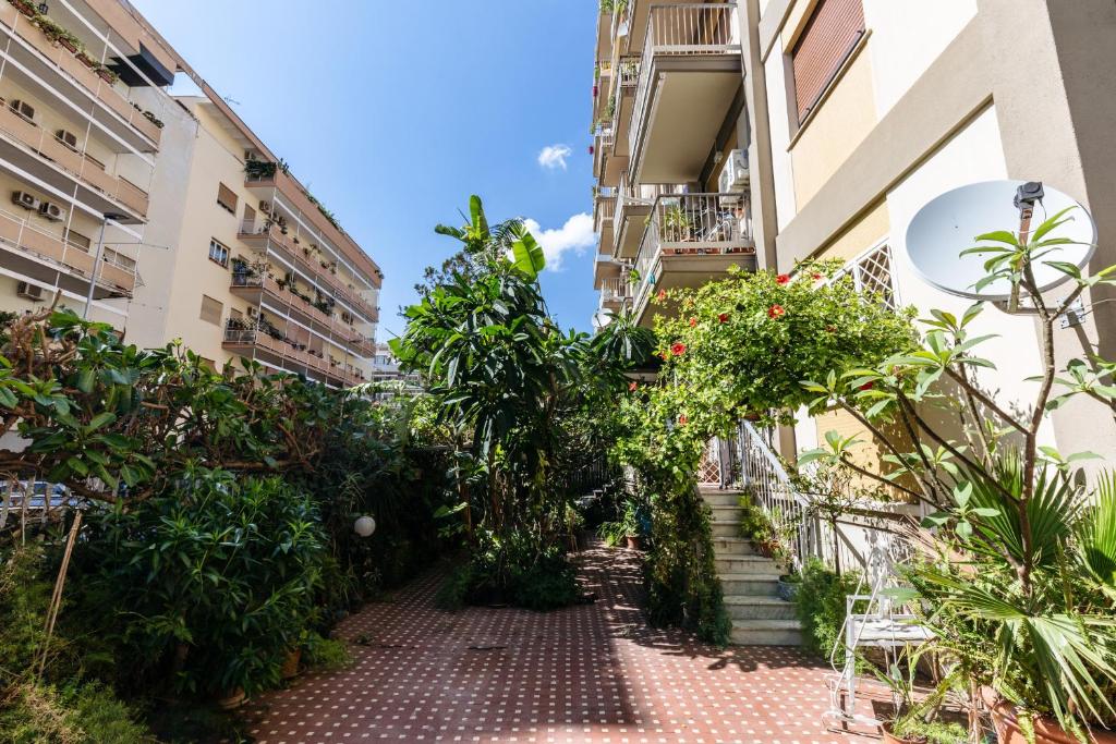 przejście między dwoma budynkami z roślinami w obiekcie Casa Sole Luna con giardino by Wonderful Italy w mieście Palermo