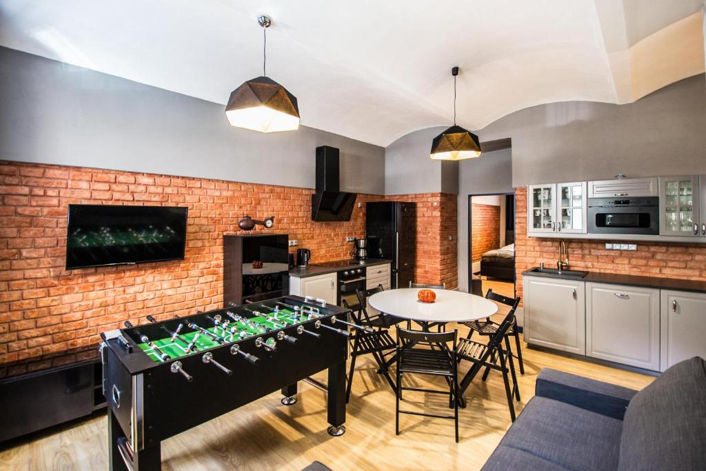 プラハにある3BDR RUTERRA Apt with Table Footballのキッチン、リビングルーム(ワインボトル付きのテーブル付)