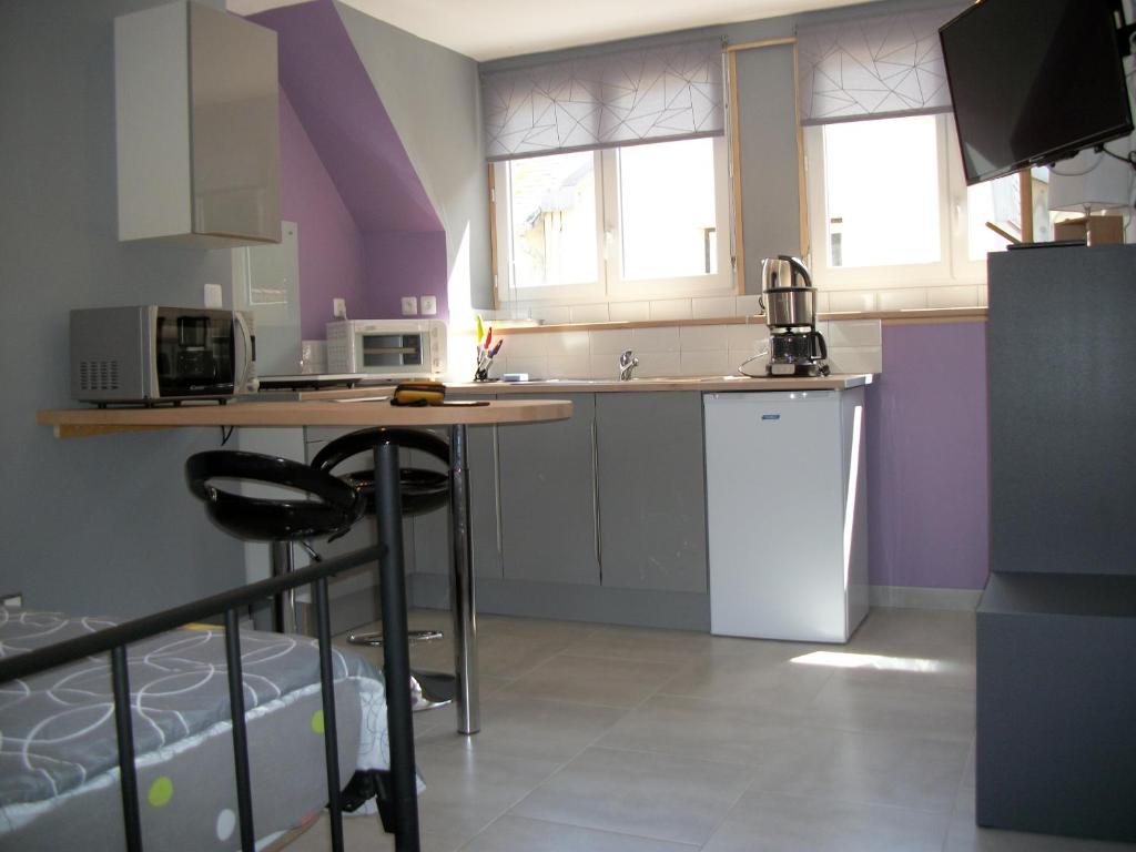 ル・トレポールにあるLes Mouettes 3の紫の壁のキッチン(カウンタートップ付)